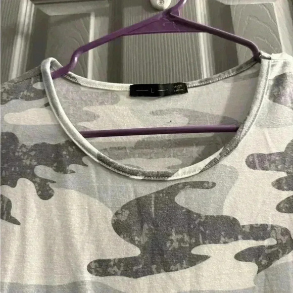 Women’s camo top with rounded neck & rounded bottom with ruffle sleeves Size LG - Picture 3 of 7